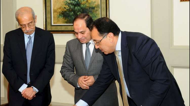 بالفيديو  :السيسي لـ"وزير الإسكان":أنت بتضحك ليه"