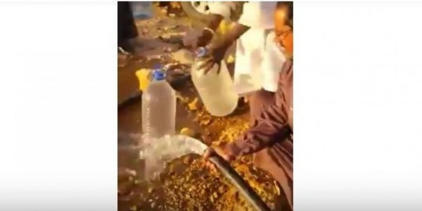 بالفيديو ..  مياه "بئر" تعالج الأمراض في السعودية تستدعي تدخل السلطات وتحذير المواطنين
