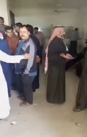 بالفيديو ..  شاهد معاناة مواطنين في مركز توزيع الأعلاف بالجويدة  