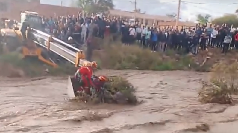 عملية إنقاذ طفلين جرفهما الوادي تحبس أنفاس الجزائريين  .. فيديو 