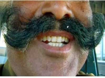 هندي يمنع من دخول الإمارات.. بسبب شاربه