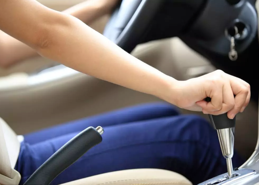 أشهر 4 أخطاء يجب تجنبها تماماً مع سيارتك الأوتوماتيك حتى لا تتلف