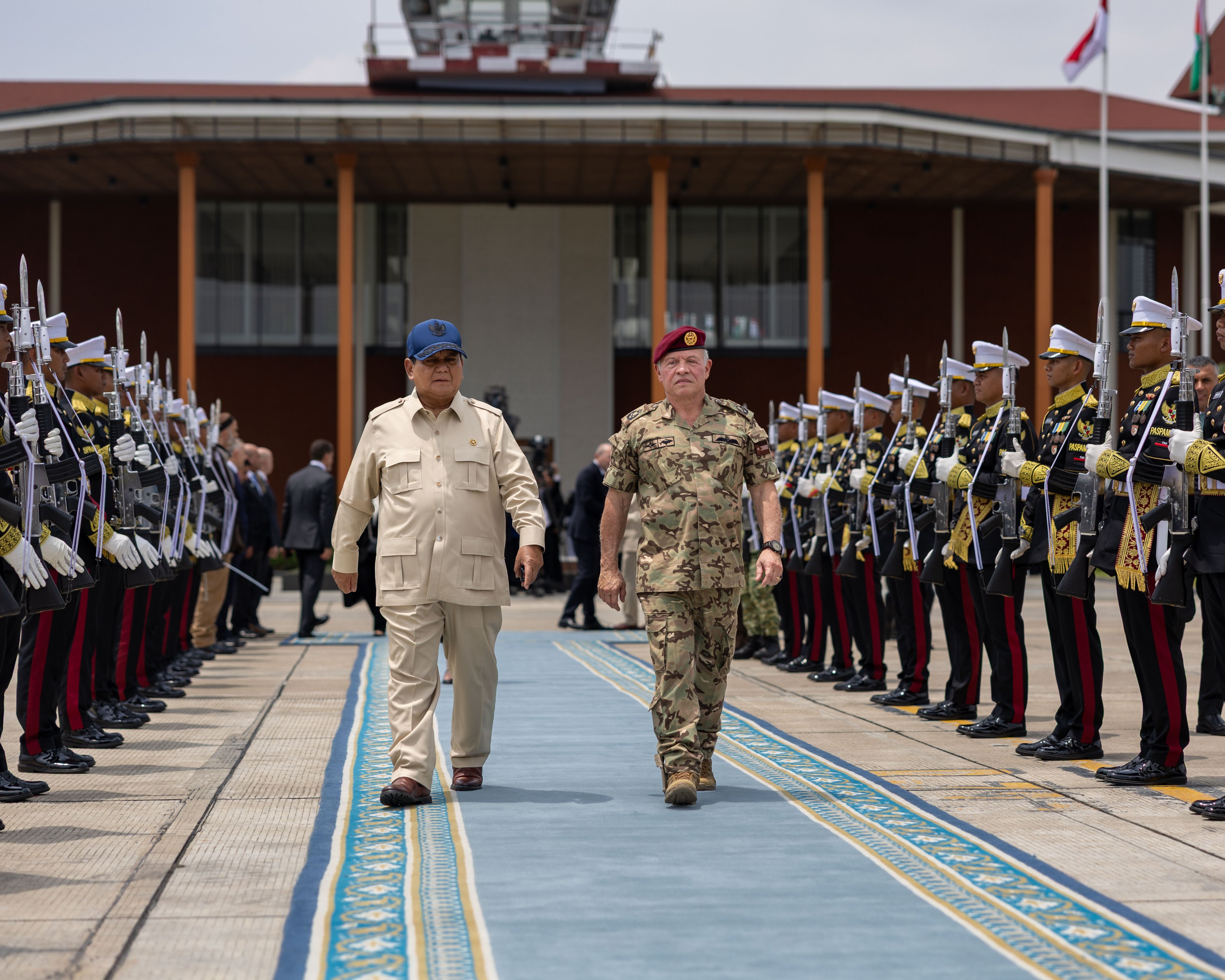 الملك والرئيس الإندونيسي يحضران في جاكرتا مجريات تمرين عسكري مشترك للطائرات المسيرة - (صور)