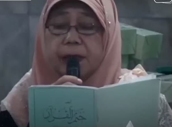 شاهد لحظة وفاة إندونيسية أثناء ختم القرآن الكريم