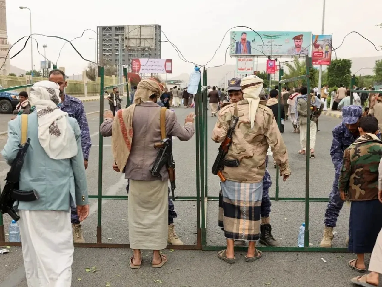 الحوثي يبدي استعداداً للوقوف عسكرياً مع إيران وسط تحذيرات أممية