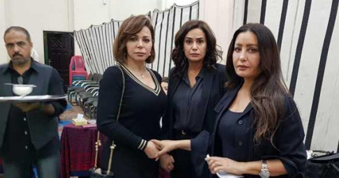 سوزان نجم الدين من عزاء لعرض أزياء بفستان واحد بساعة واحدة