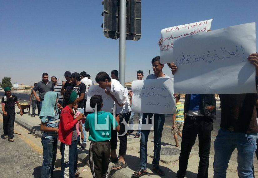 بالصور  ..  عاطلون عن العمل يعتصمون امام مخيم الزعتري للمطالبة بتوظيفهم