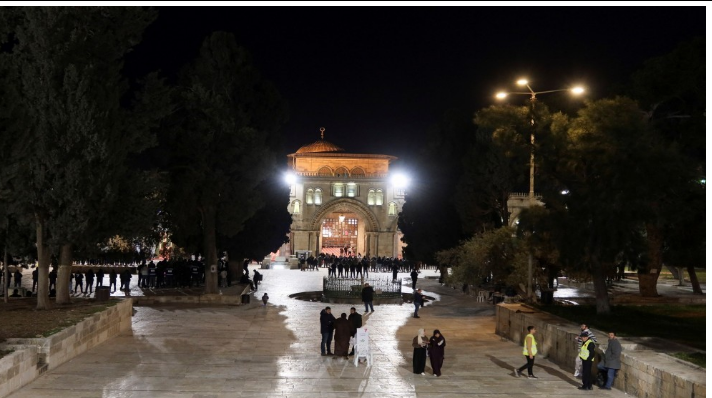 25 ألف فلسطيني يؤدون صلاتي العشاء والتراويح في المسجد الأقصى