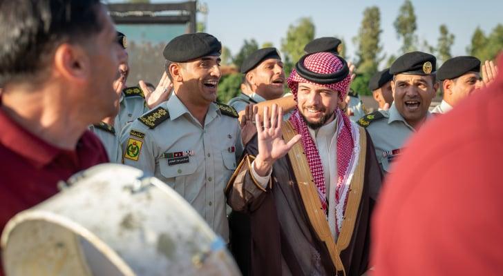 ماذا أهدى ولي العهد الحاضرين لمأدبة عشاء زفافه؟ 