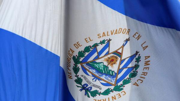 السلفادور  ..  مقتل 3 أشخاص بتحطم طائرة عسكرية بينهم نجل وزير الدفاع