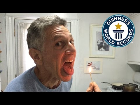 بالفيديو ..  أمريكي يطفئ 37 عود ثقاب بلسانه في دقيقة واحدة