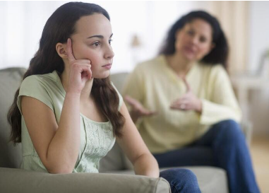 علاقتي مع أمي متوترة ولا أجيد التعامل معها، فماذا أفعل؟