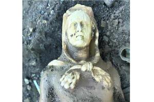 اكتشاف تمثال لإمبراطور روماني في زي هرقل