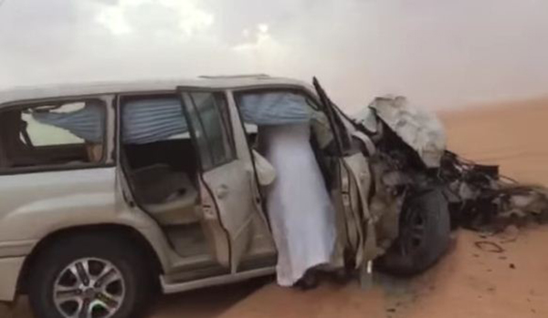 شاهد بالفيديو  ..  حادث تصادم غريب بين سيارتين في الصحراء !