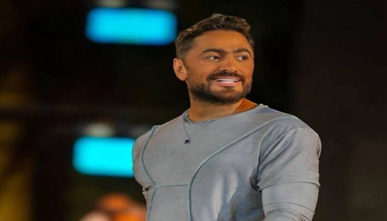 في حفل رأس السنة 2026 ..  لحظة عفوية تجمع تامر حسني ومعجبة