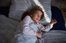 خطر ينتشر على تيك توك ..  لماذا يحذر الأطباء من لصق الفم أثناء النوم؟
