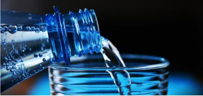 الصحة تسحب 100 ألف عبوة من مياه "نستله"  .. وتمنع تداولها 