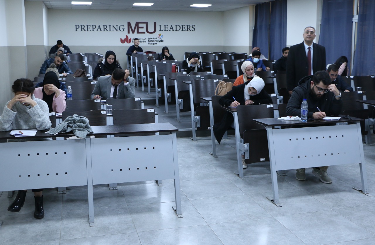 نقيب المحامين يثني على استقبال جامعة الشرق الأوسط المنظم للامتحان التحريري 
