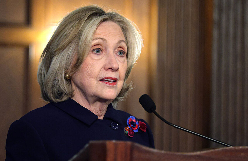 كلينتون تصر على جلسة استماع علنية بشأن إبستين بعد الاستجواب المغلق