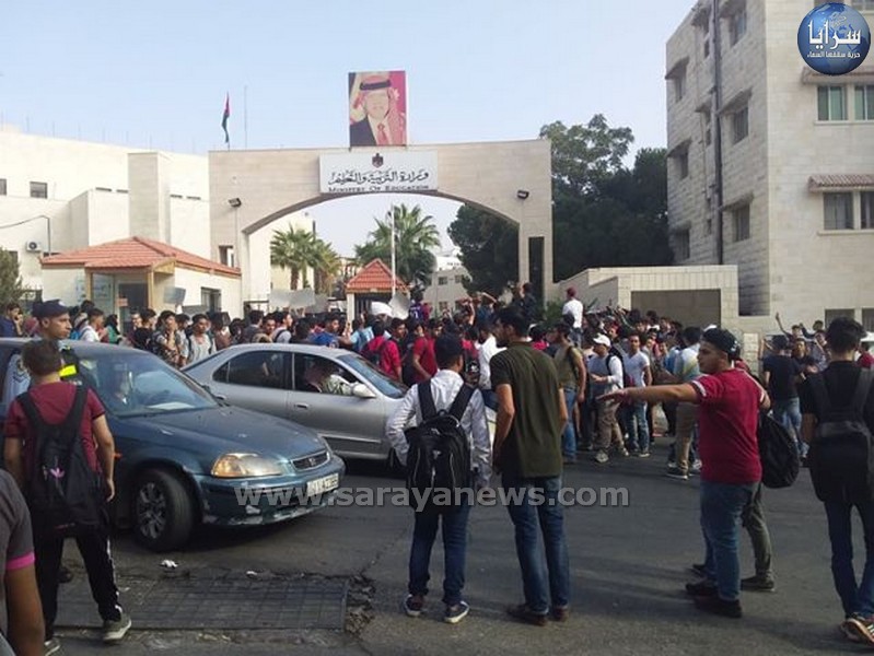 بالفيديو ..  والصور ..  طلاب التوجيهي يحتجون على قرار الجلسة الواحدة أمام "التربية"