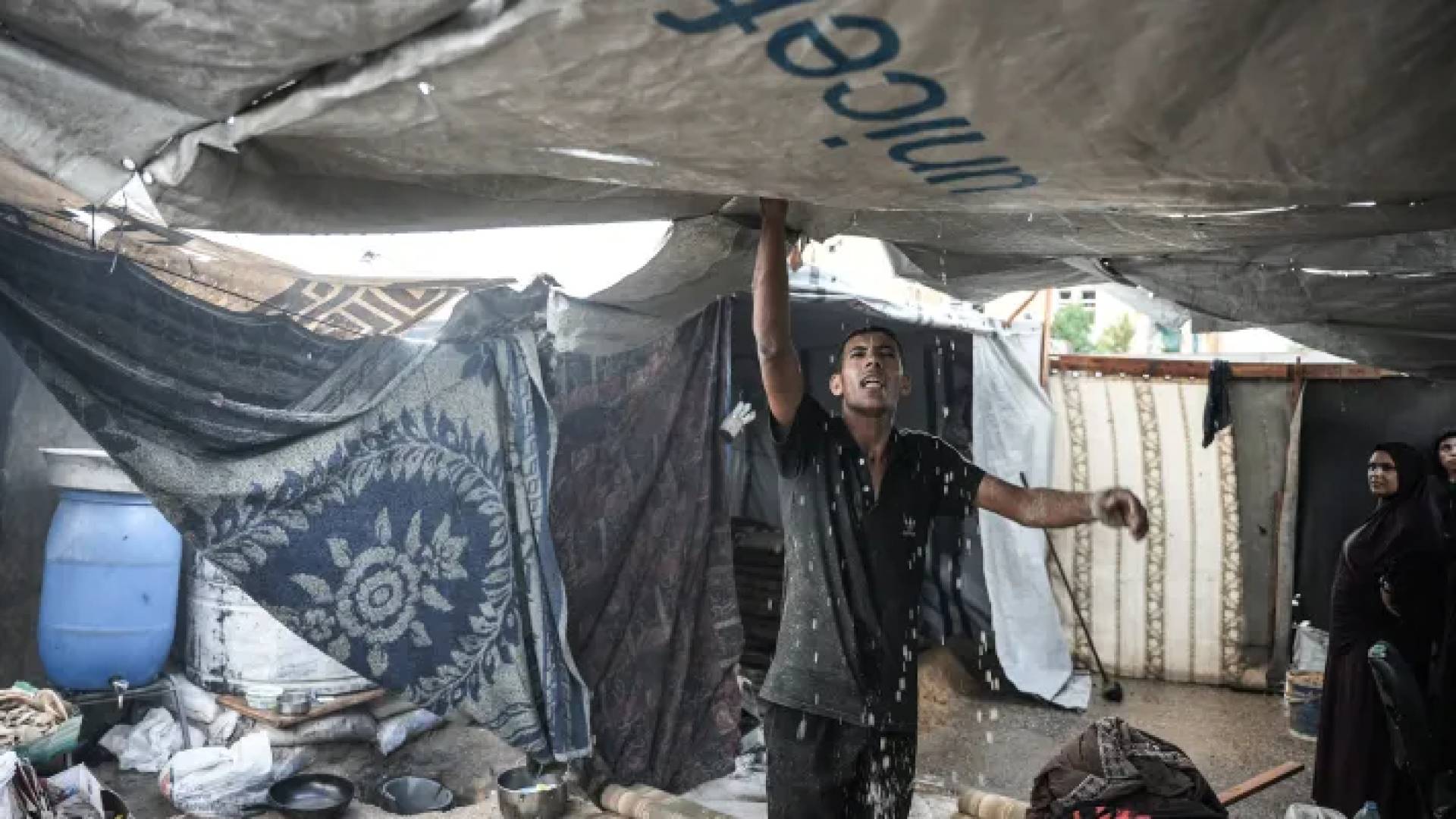 كارثة إنسانية تتصاعد في غزة ..  المنخفض القطبي "بيرون" يحصد 14 ضحية ويدمر 27 ألف خيمة