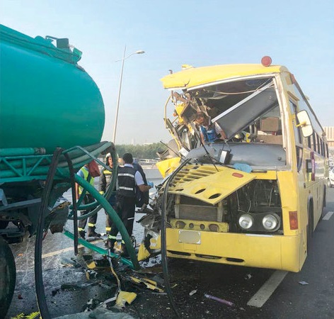 إصابة 15 طالباً بتصادم بين حافلة وصهريج في دبي