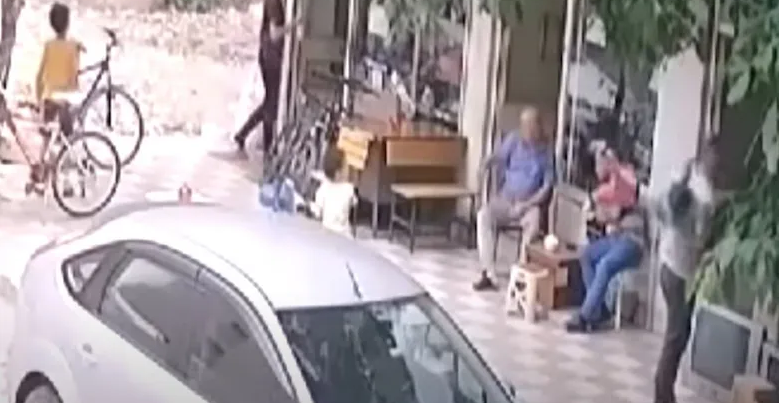 طفل ينجو من الموت بأعجوبة ..  فيديو لصدفة حالت دون وقوع فاجعة
