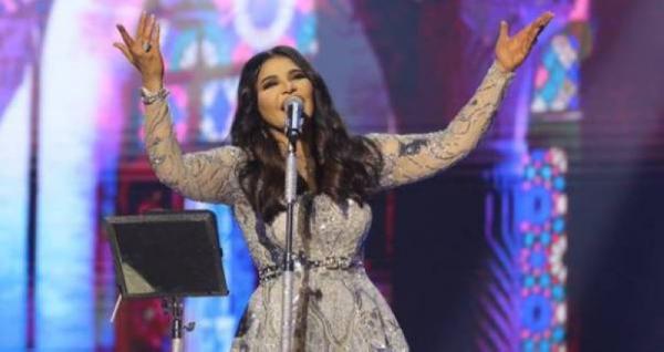 أحلام تمتنع عن الغناء لتلبية رغبة طفل (فيديو)