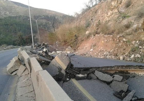 بالفيديو والصور  .. انهيار جبلي كبير يغلق طريق إربد عمان 