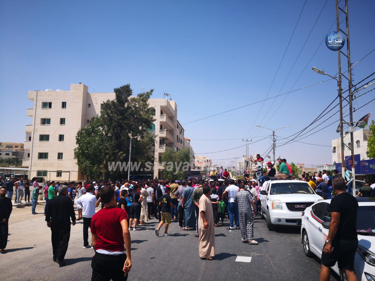 بالصور  ..  سائقو البحارة يغلقون الطريق الدولي لسوريا احتجاجاً على إجراءات التفتيش
