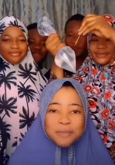 بالفيديو ..   فتيات يتحدين بعضهن في تكملة آيات القرآن الكريم خلال تحدي "أكمل وإلا ستبتل بالماء" المشهور على منصة "تيك توك"