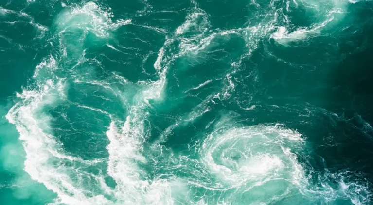 الدوامات البحرية ..  كيف تتكون وهل يمكن النجاة منها؟ وما أخطر الدوامات في العالم؟