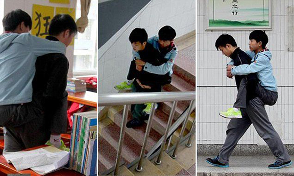 بالصور: صيني يحمل صديقه المريض على ظهره إلى المدرسة منذ 3 سنوات