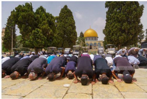30 ألفا يؤدون صلاة الجمعة في الأقصى