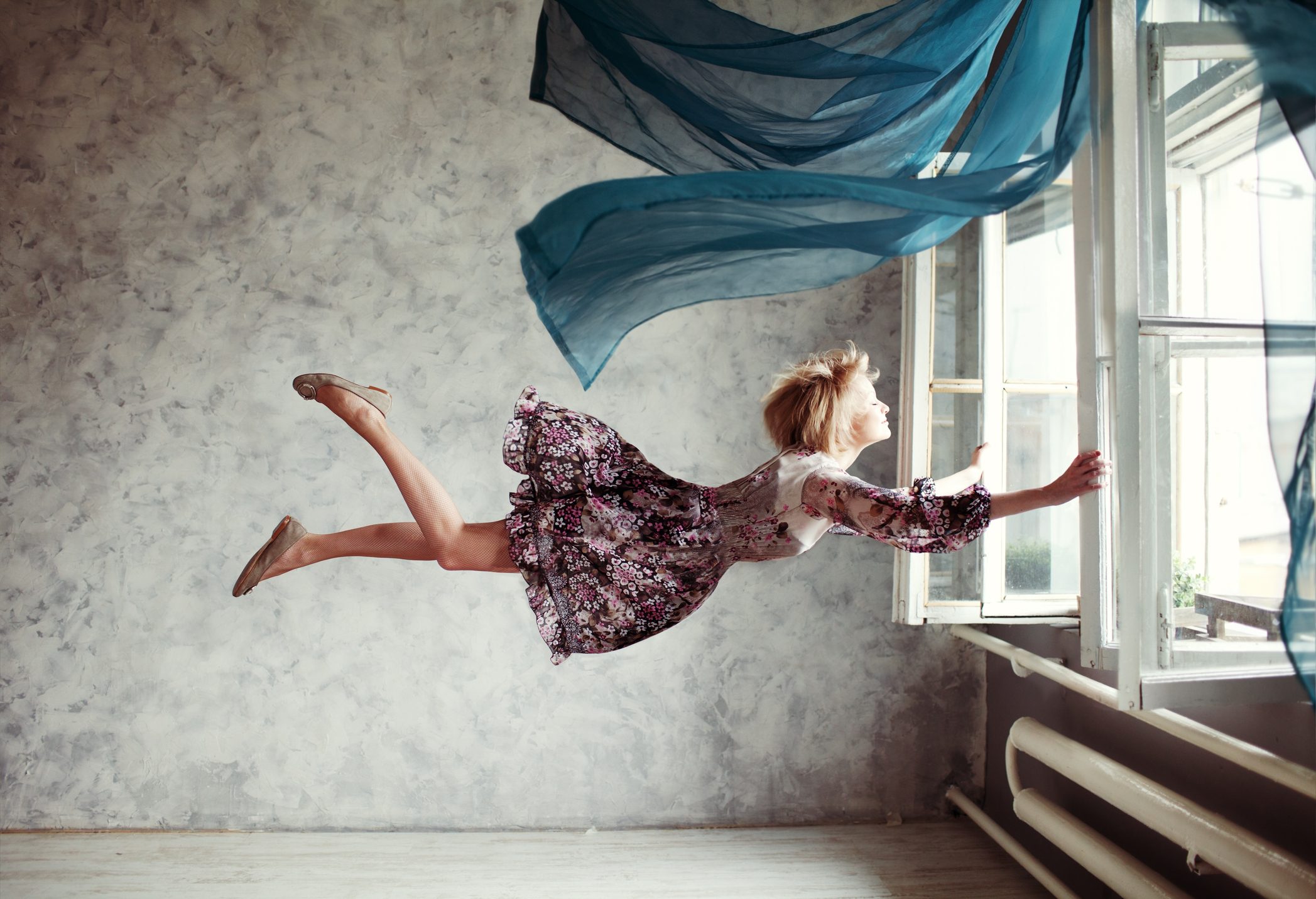 تحلم بأنك مطارد أو أنك تطير أو تتساقط أسنانك؟ إليك التفسير العلمي لأكثر الأحلام شيوعاً بين الناس