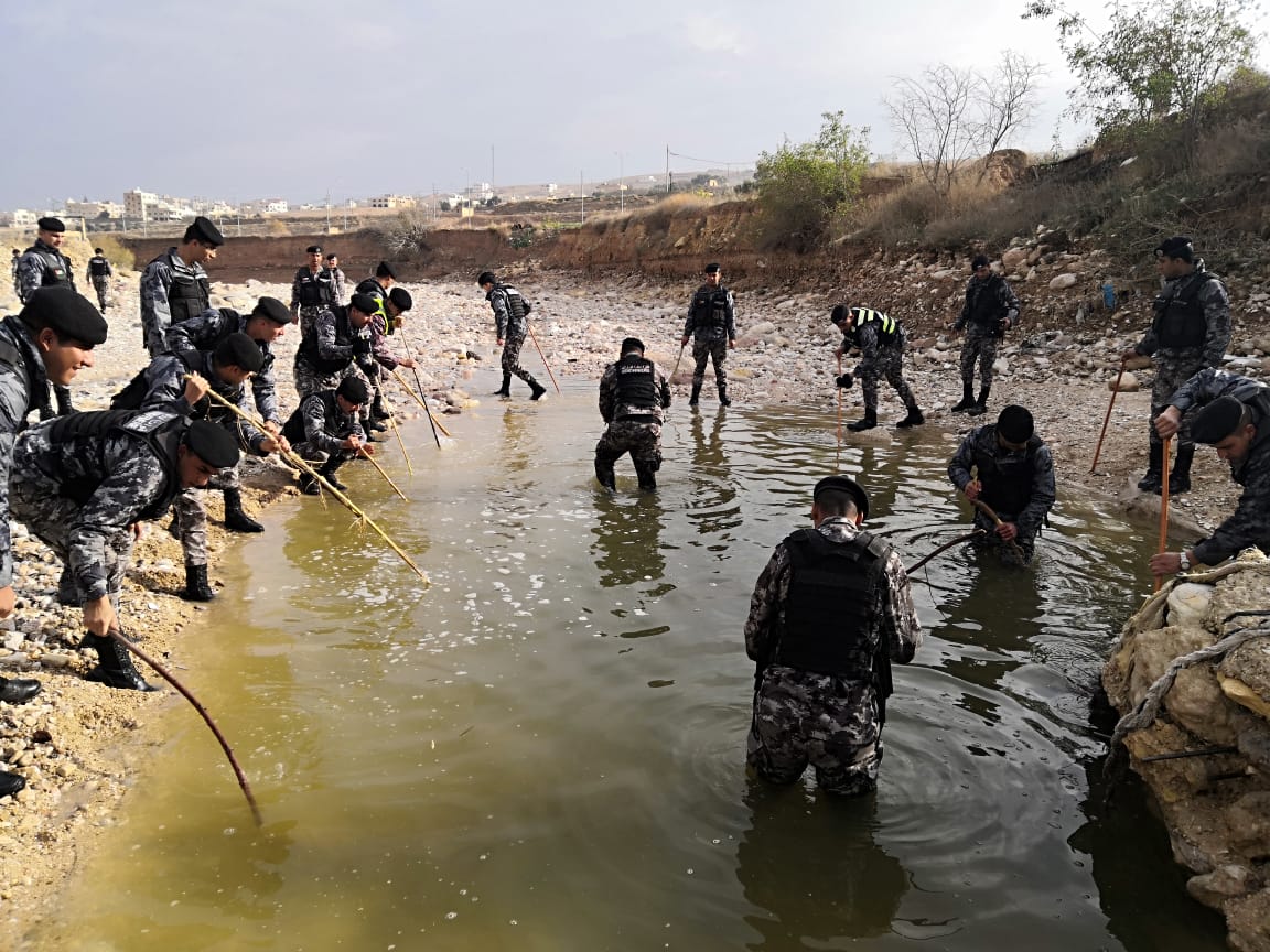 بالصور ..  كتيبة مهام خاصة من الدرك وسرية من لواء الصحراء لدعم فرق البحث في سيل الزرقاء عن الشاب حمزة الخطيب
