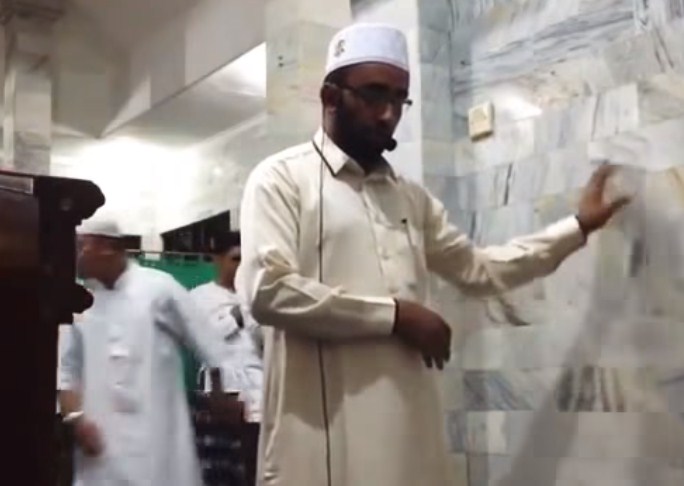 بالفيديو  ..  إمام مسجد في إندونيسيا يكمل الصلاة رغم زلزال بقوة (7) درجات 