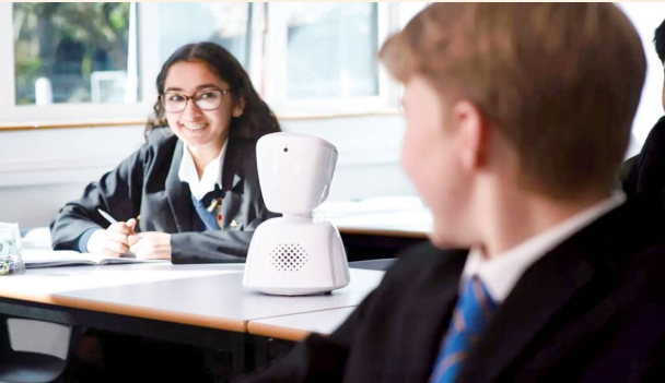 «روبوت» يحضر الدروس بدل الطالب