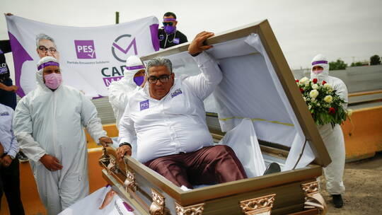 سياسي مكسيكي يطلق حملة انتخابية من تابوت