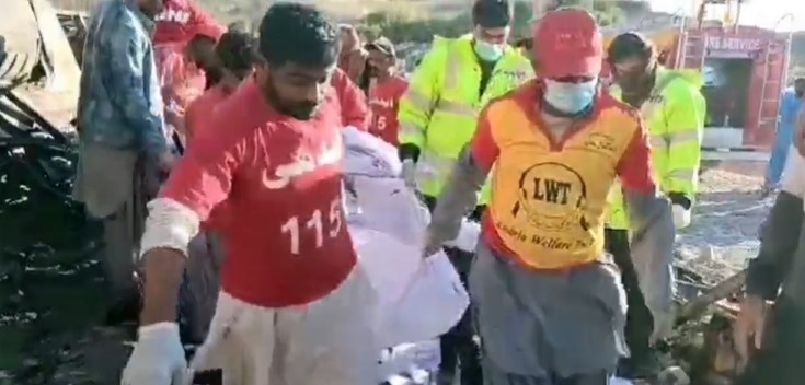 40 قتيلا بحادث احتراق حافلة في باكستان ..  فيديو