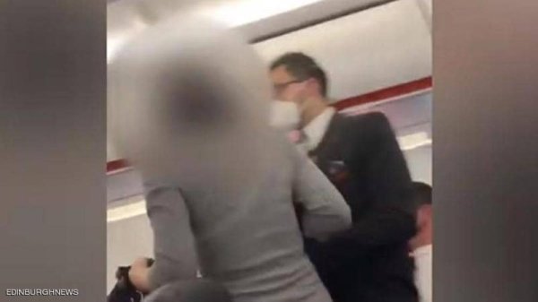 شاهدوا بالفيديو  ..  بعد صراخها: الكل يموت بكورونا أو غيرها  ..  طرد امرأة بلا كمامة من طائرة 
