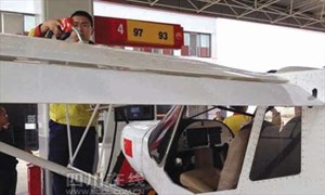 شاهد  ..  طائرة تهبط في محطة على الطريق للتزود بالوقود