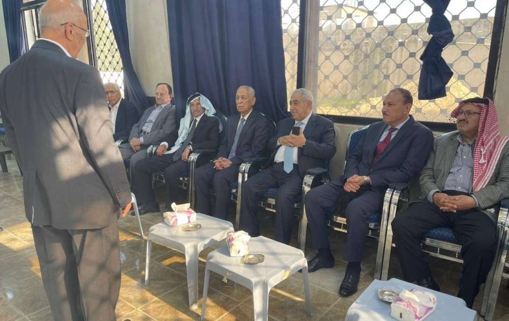 مندوبا عن الملك وولي العهد ..  العيسوي يعزي عشيرة أبو الغنم