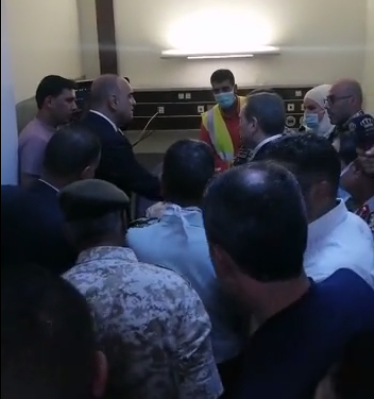 بالفيديو  ..  أردنية تصرخ في وجه "الخصاونة" بعد اصابة ابنها بحادثة سقوط صهريج وتسرّب غاز في العقبة