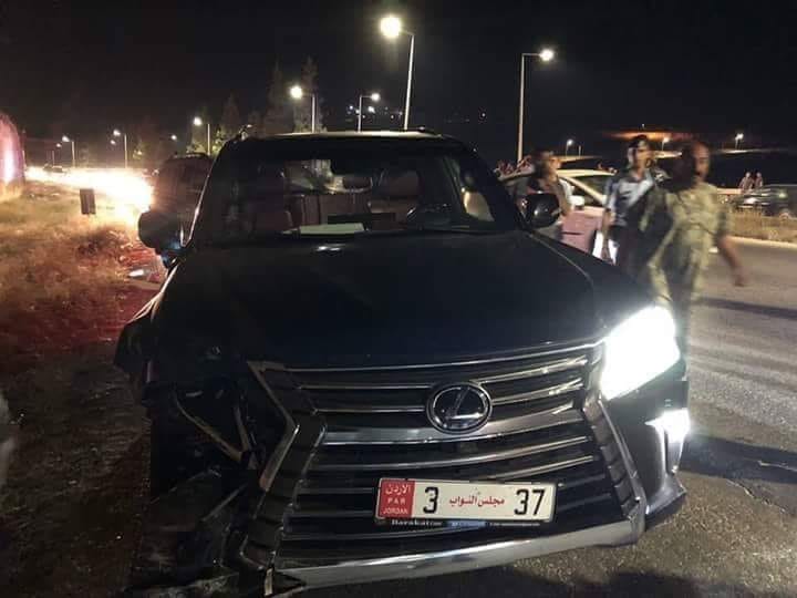 بالصور ..  اصابة النائب خالد ابو حسان ونجله أثر حادث سير على طريق اربد_عمان