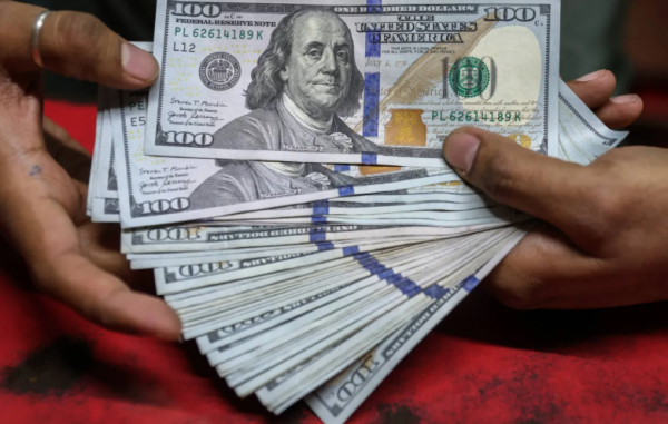 الدولار يتجه لتسجيل أفضل أداء أسبوعي في 4 أشهر