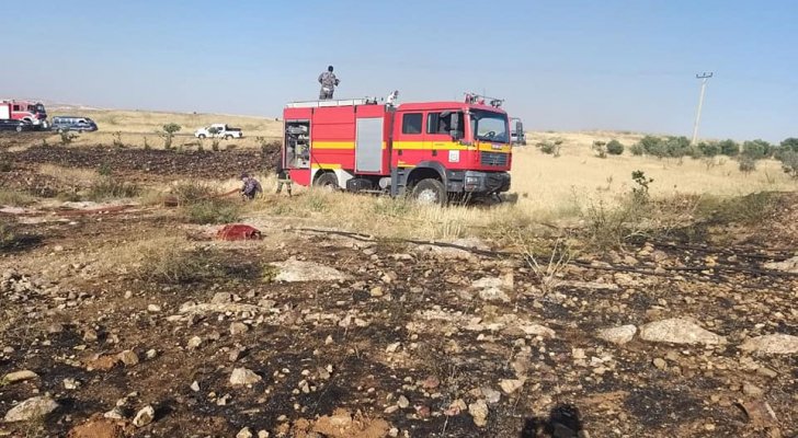 إخماد حريق أعشاب جافة في الزرقاء