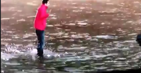 بالفيديو  ..   ساحر يمشي على المياه لمسافة طويلة