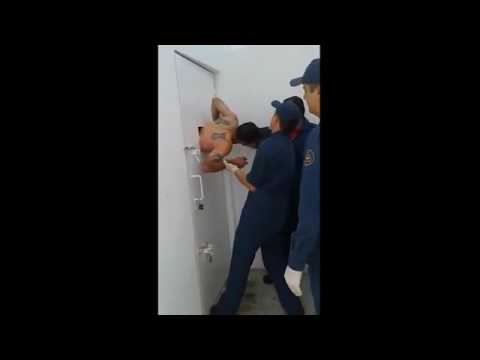بالفيديو ..  إنقاذ سجين علق بفتحة الطعام وهو يحاول الهروب