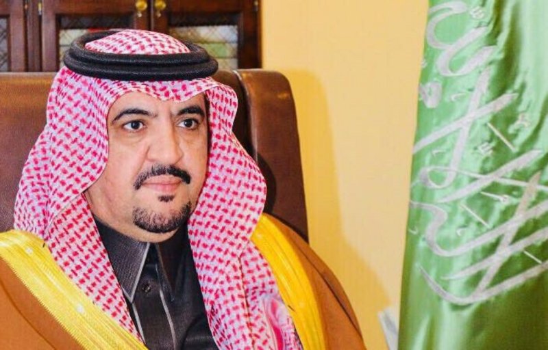 جازان: التحقيق مع عمال نظافة يلقون بكيس النفايات في الشارع بالعارضة